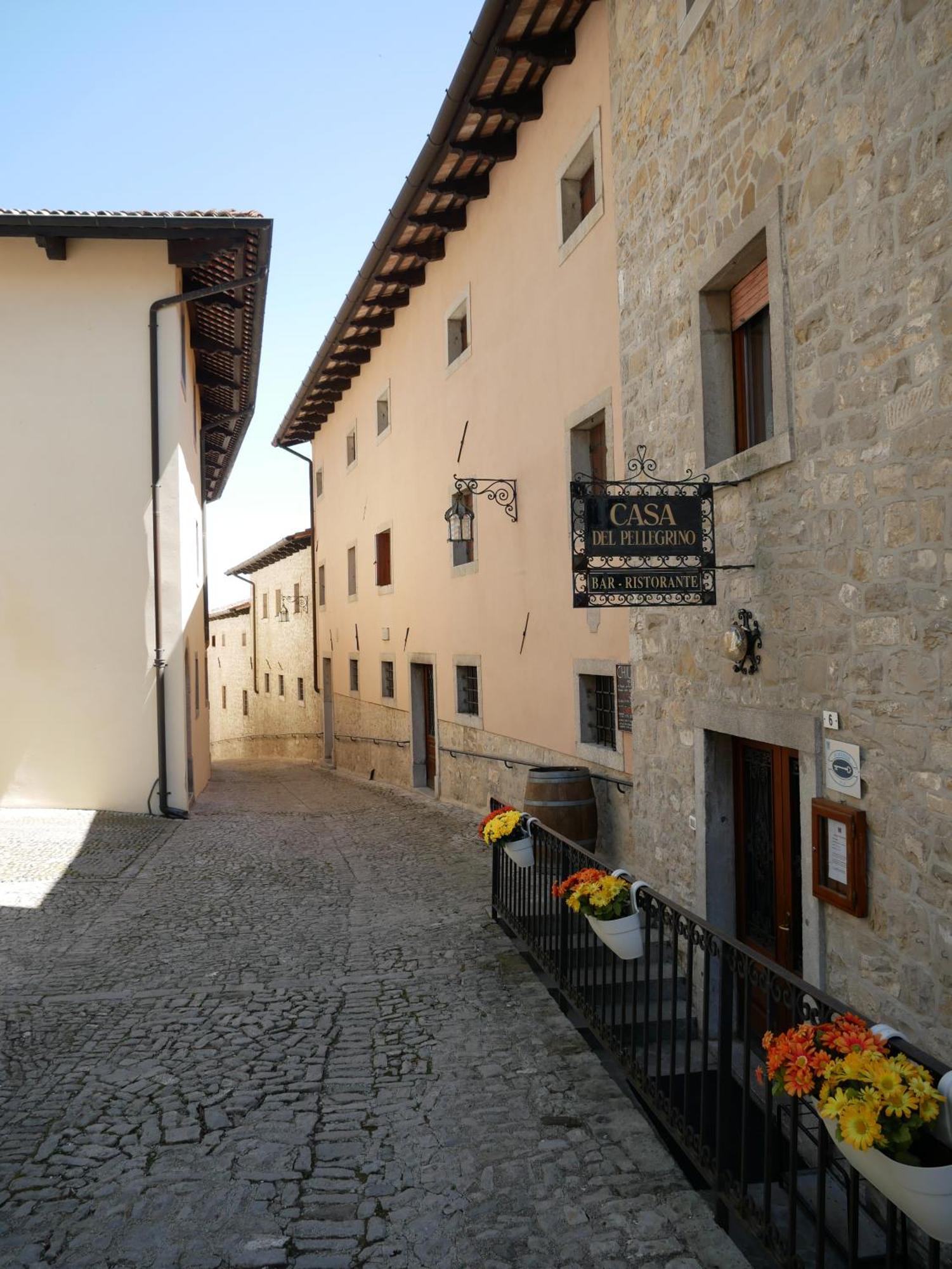 Hotel Casa Del Pellegrino - Castelmonte Exterior photo